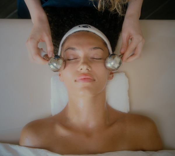 Ontdek onze prijzen voor iS Clinical Facials en Peels in Antwerpen. Onze experts bij Pêche Skin Clinic bieden gepersonaliseerde behandelingen tegen acne, rimpels, veroudering en meer